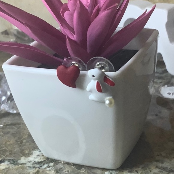 Heart Bunny Pearl Stud Earrings - Picture 7 of 8